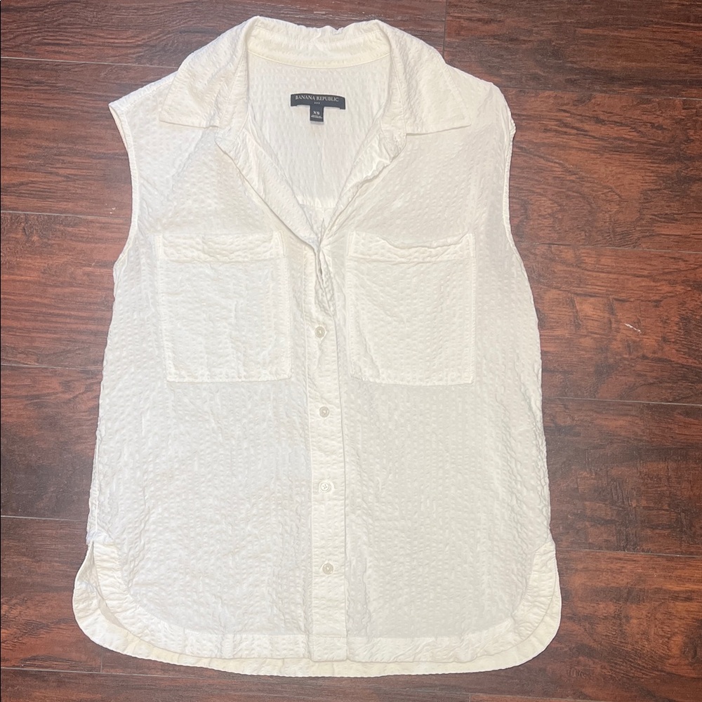 Banana Republic Cream Sleeveless Button-Down Shirt